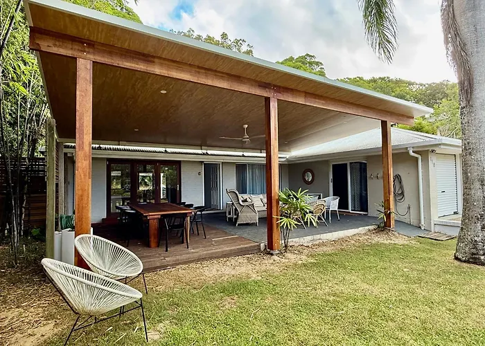 Palm Beach House - Sleeps 10 - Spacious