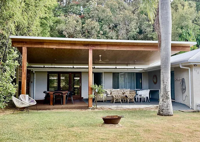 Palm Beach House - Sleeps 10 - Spacious