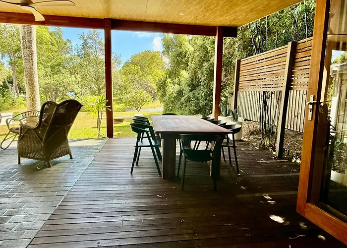 Palm Beach House - Sleeps 10 - Spacious