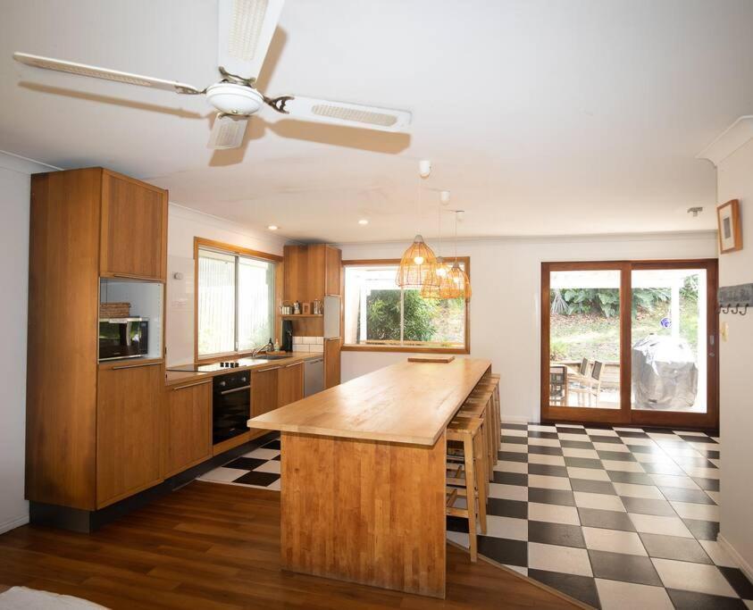 Palm House - Sleeps 10 - Spacious Point Lookout